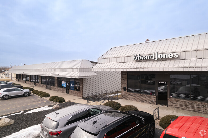 210-216 N Milwaukee Ave, Lake Villa, IL for lease - Building Photo - Image 3 of 21