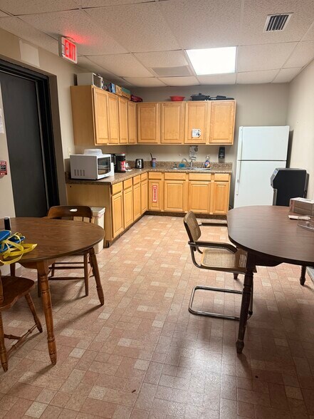 1611 Jaydell Cir, Tallahassee, FL à vendre - Photo du bâtiment - Image 2 de 7