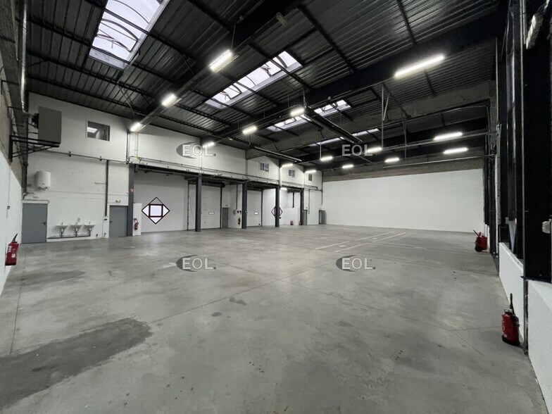 Industrial in Élancourt for lease - Building Photo - Image 1 of 19
