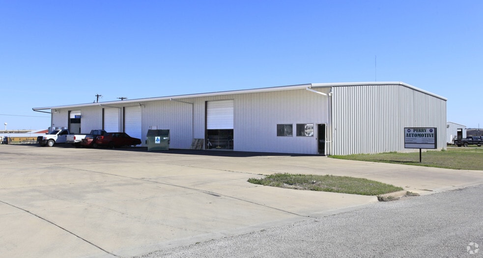 212 Tradesmen Dr, Hutto, TX for lease - Primary Photo - Image 1 of 3