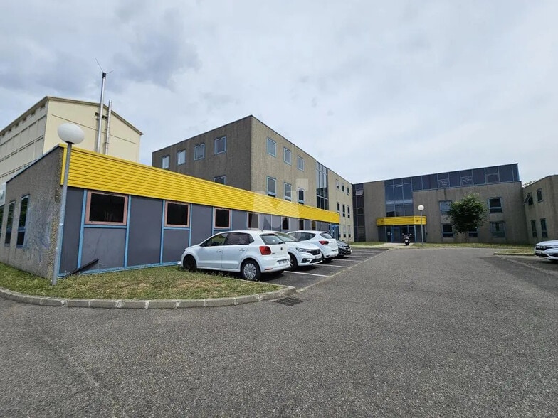 Flex in Ris-Orangis for lease - Building Photo - Image 2 of 14