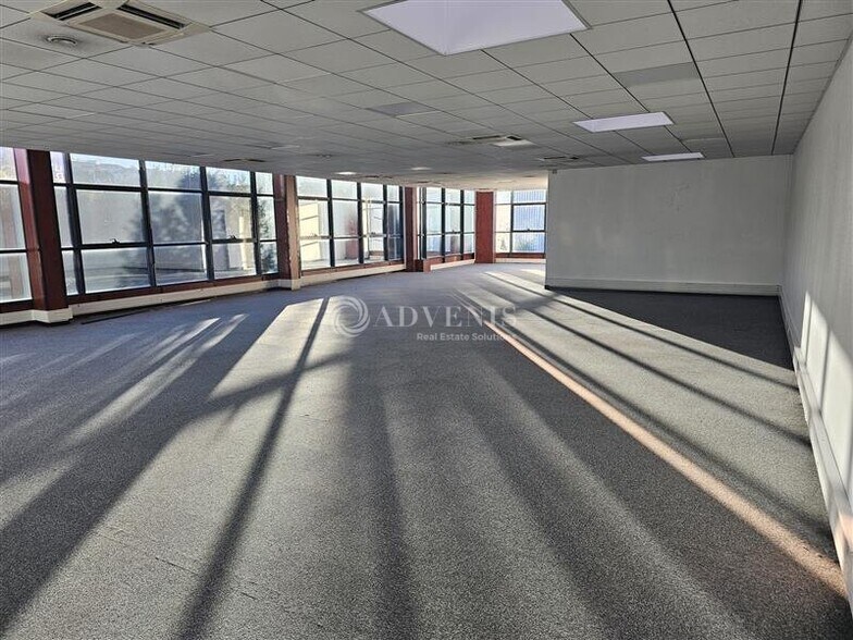 Office in Noisy Le Sec for lease - Interior Photo - Image 3 of 6