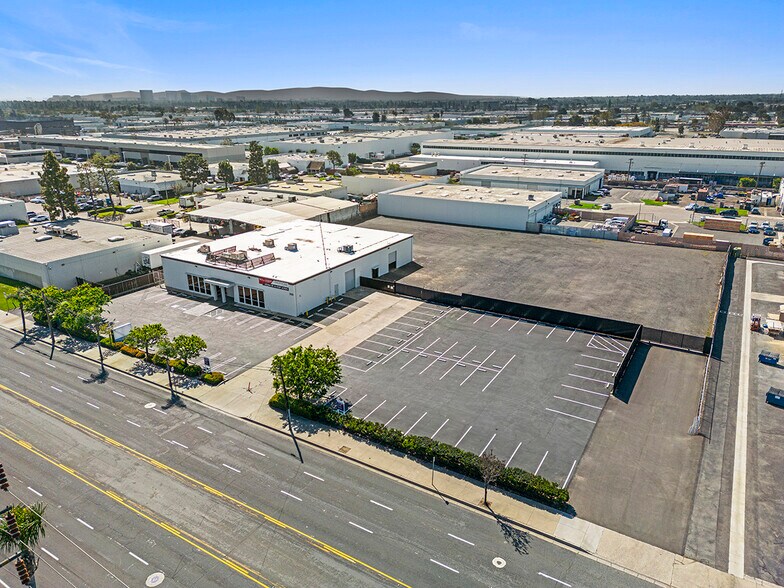 3700 W Warner Ave, Santa Ana, CA à louer - Photo du bâtiment - Image 3 de 19