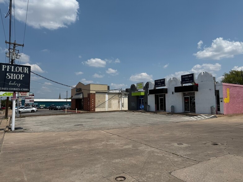 7413 Burnet Rd, Austin, TX for lease - Building Photo - Image 2 of 3