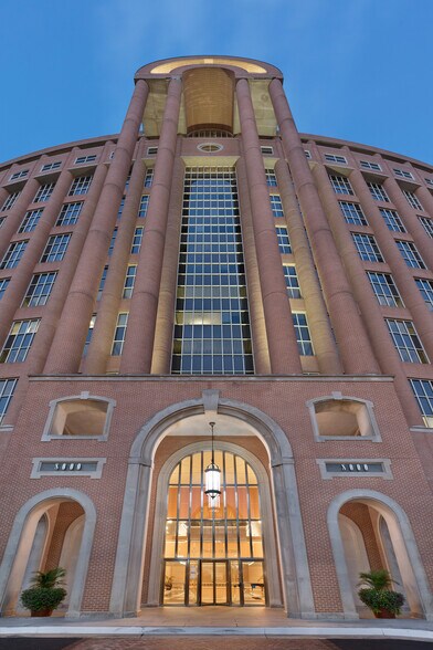 8000 Towers Crescent Dr, Vienna, VA à louer - Photo du bâtiment - Image 2 de 5