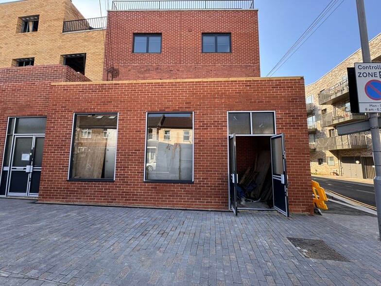 28-30 St Andrews Rd, London for lease - Building Photo - Image 3 of 3