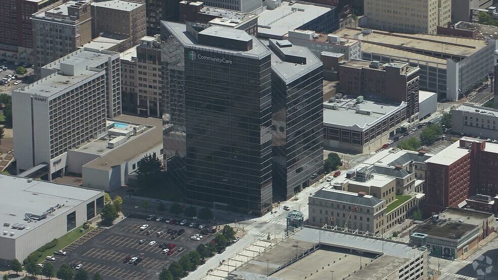 2 W 2nd St, Tulsa, OK à louer - Vidéo aérienne - Image 2 de 7