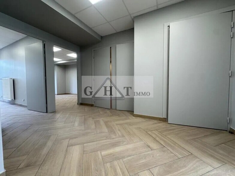 Retail in Créteil for lease - Interior Photo - Image 2 of 9