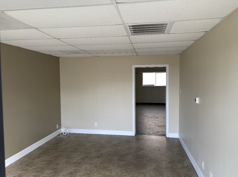 2000 W San Antonio St, Lockhart, TX for lease - Building Photo - Image 3 of 10