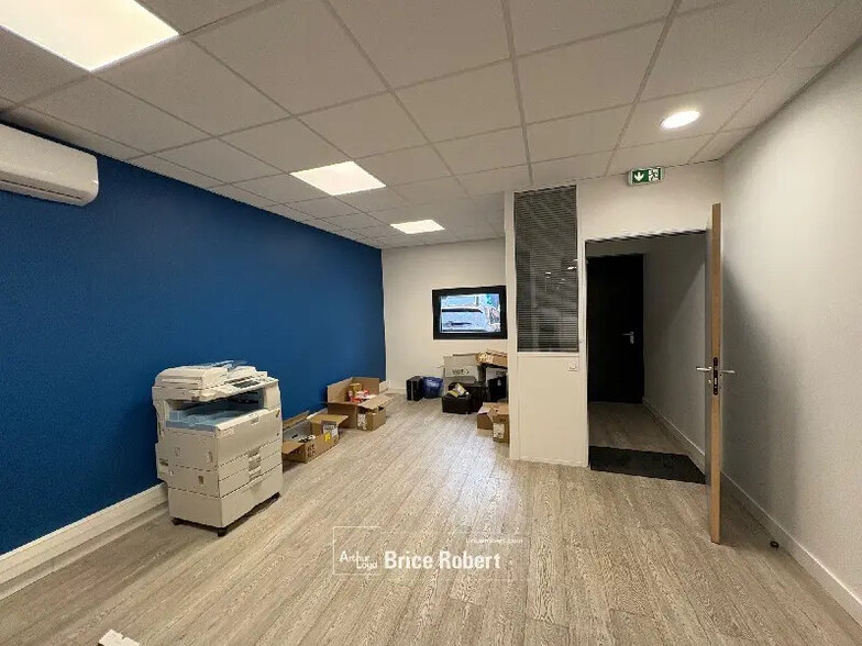 Local d'activités dans Vaulx-Milieu à vendre - Photo intérieure - Image 2 de 7