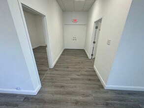 2290 10th Ave N, Lake Worth, FL à louer Photo intérieure- Image 2 de 13