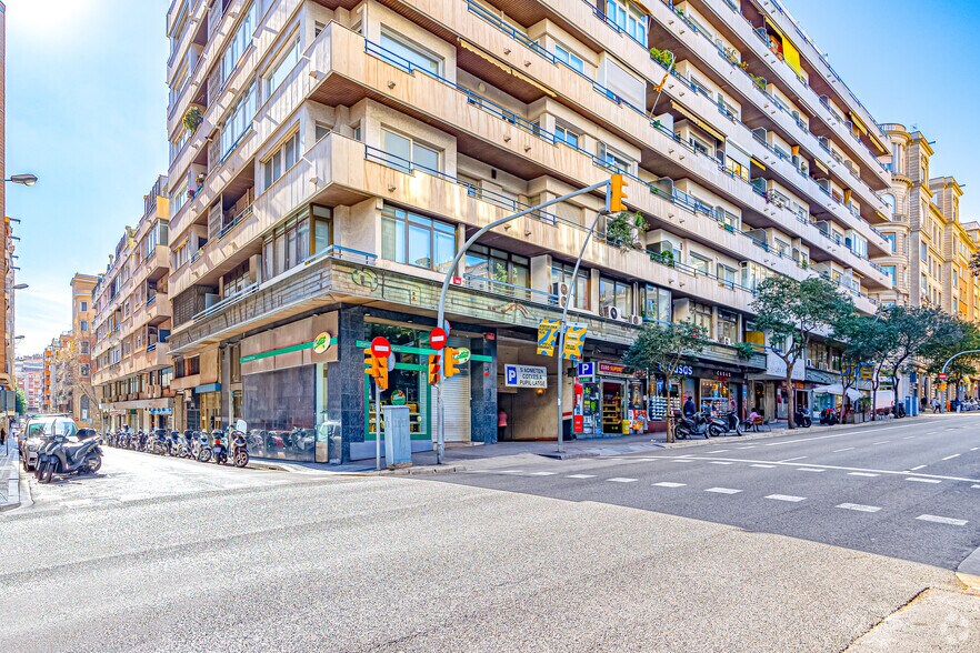 Commerce de détail dans Barcelone, Barcelona à louer - Photo du bâtiment - Image 2 de 7