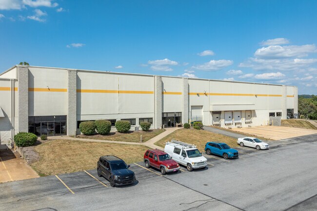 Plus de détails pour 495 E Locust Ln, York, PA - Industriel à louer