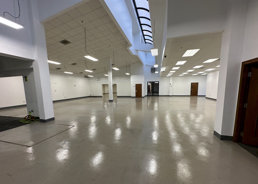 4951 Dixie Hwy, Fairfield, OH for sale - Interior Photo - Image 2 of 20