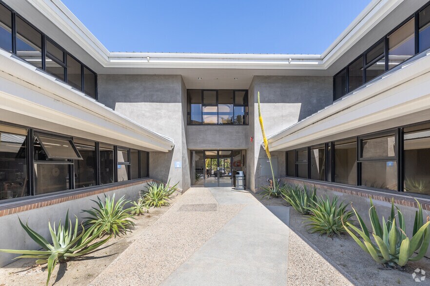 31416 Agoura Rd, Westlake Village, CA à louer - Photo du bâtiment - Image 3 de 18