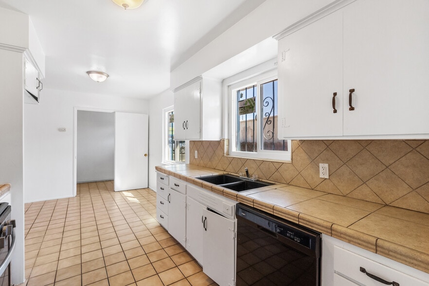 4584 E Tulare Ave, Fresno, CA à vendre - Photo du bâtiment - Image 3 de 35