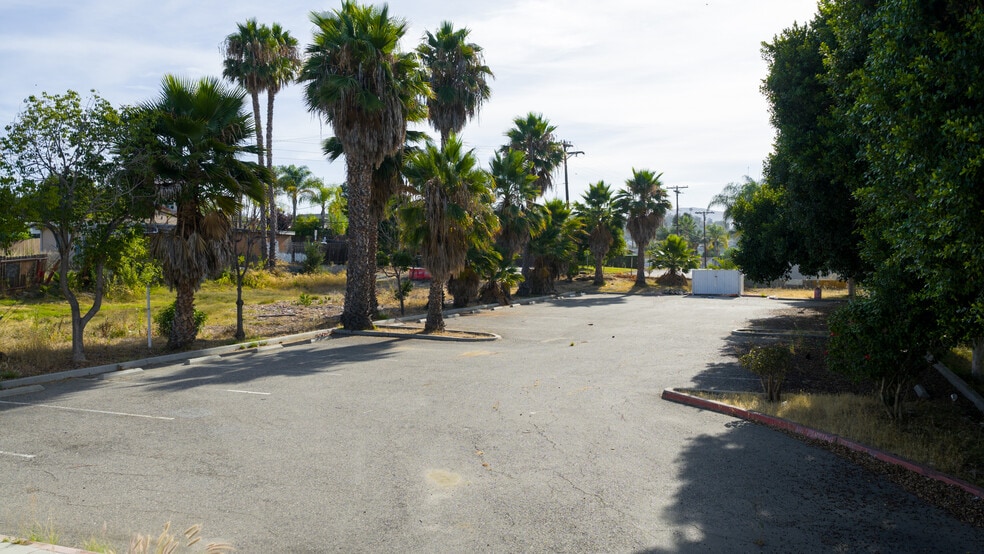 1565 N Santa Fe Ave, Vista, CA à vendre - Photo du bâtiment - Image 2 de 14