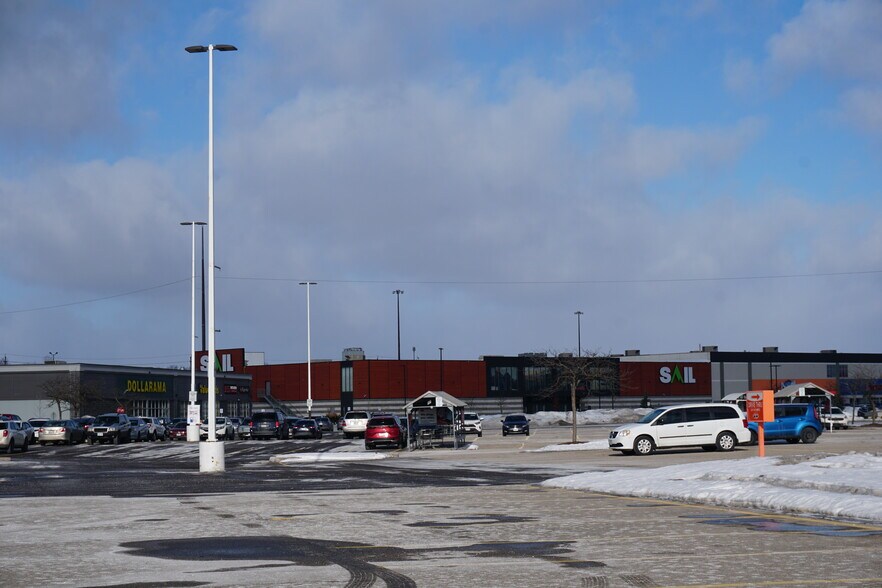 150 Holiday Inn Dr, Cambridge, ON à vendre - Photo du bâtiment - Image 2 de 11