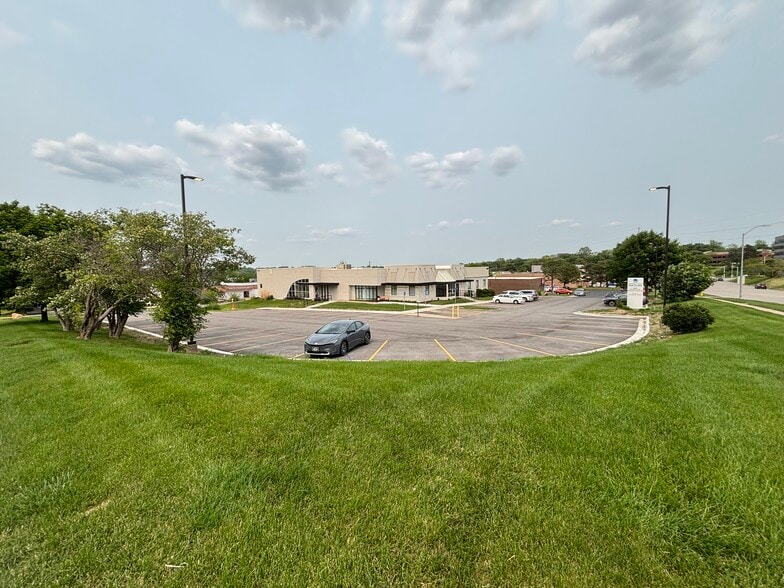 2425 Westown Pky, West Des Moines, IA for sale - Building Photo - Image 2 of 7