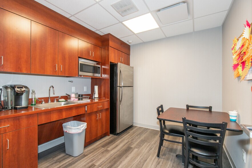 5 Medical Dr, Port Jefferson Station, NY à vendre - Photo intérieure - Image 3 de 5