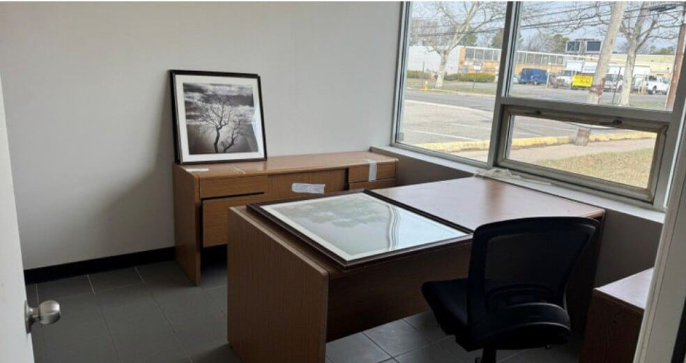 22 Spence St, Bay Shore, NY for lease - Building Photo - Image 3 of 9