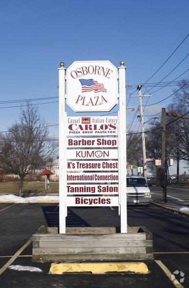431-435 Osborn Ave, Riverhead, NY for lease - Building Photo - Image 2 of 3