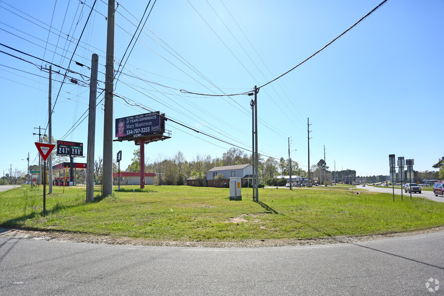 1717 Ross Clark Cir, Dothan, AL à vendre - Photo principale - Image 1 de 1