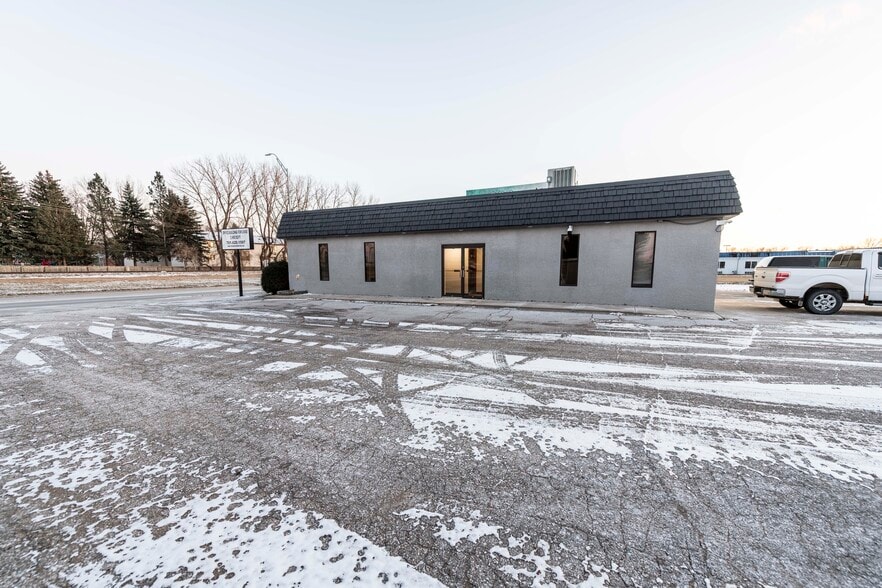 1119 N 42nd St, Grand Forks, ND à vendre - Photo du bâtiment - Image 3 de 62