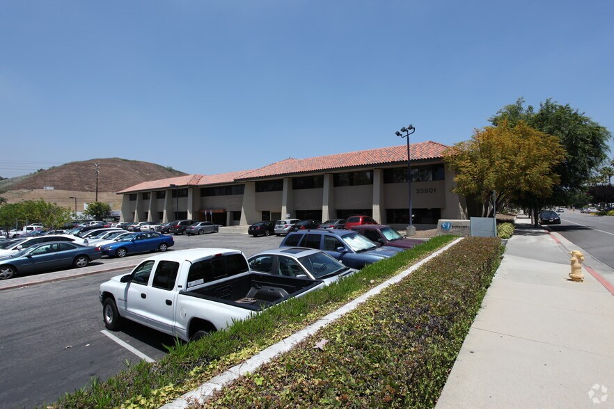 23801 Calabasas Rd, Calabasas, CA à louer - Photo du bâtiment - Image 3 de 5