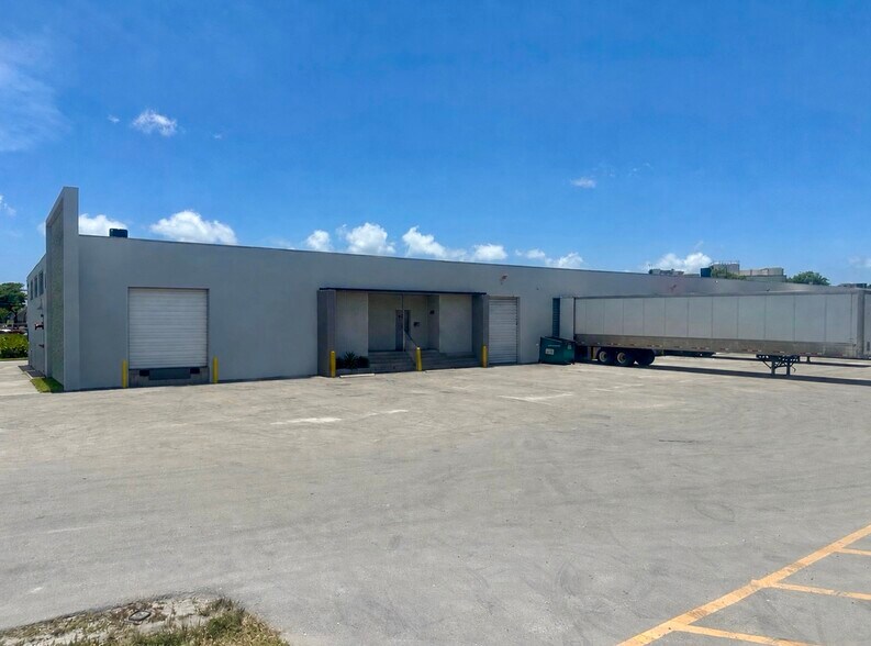 150 NW 176th St, Miami, FL for lease - Building Photo - Image 1 of 3