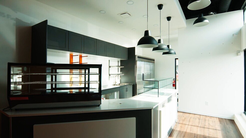 115 First Ave, Spruce Grove, AB à louer - Vidéo sur l’inscription commerciale - Image 2 de 13