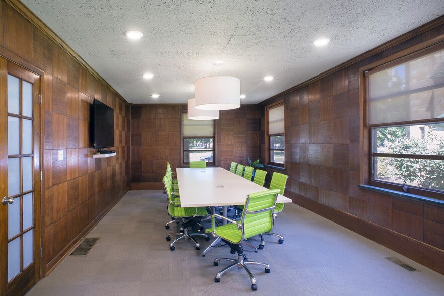 2425 W 11th St, Cleveland, OH for lease - Building Photo - Image 2 of 13