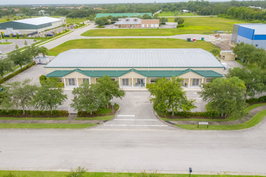 8120-8130 Uzita Dr, Sarasota, FL for lease - Building Photo - Image 2 of 12