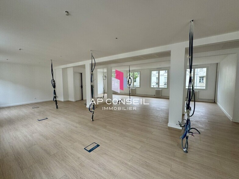 Office in Versailles for lease - Interior Photo - Image 2 of 7