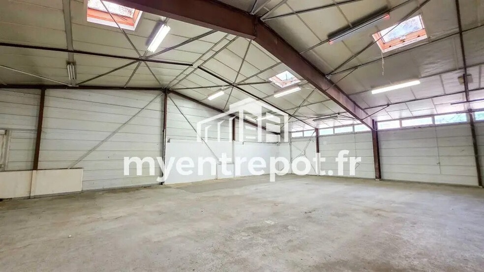 Flex in Marseille for lease - Interior Photo - Image 1 of 8