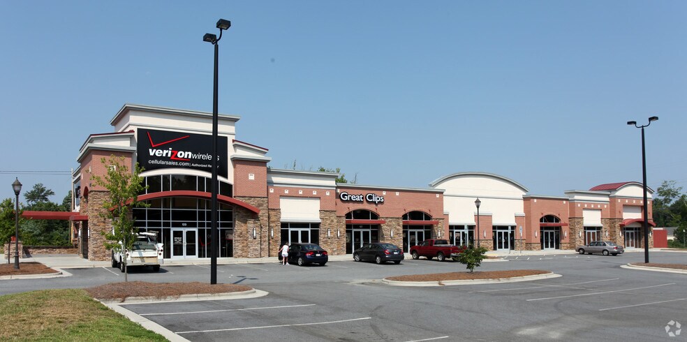 4002 Elton Way, Greensboro, NC à louer - Photo du bâtiment - Image 1 de 11