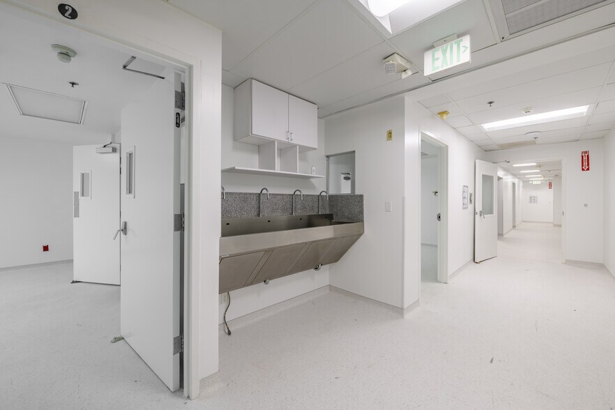 16250 Ventura Blvd, Encino, CA à louer - Photo du bâtiment - Image 2 de 9