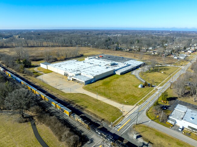 Plus de détails pour 7920 Mapleway Dr, Olmsted Falls, OH - Industriel à louer