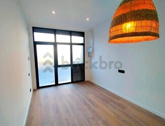 Plus de détails pour Multi-résidentiel à vendre