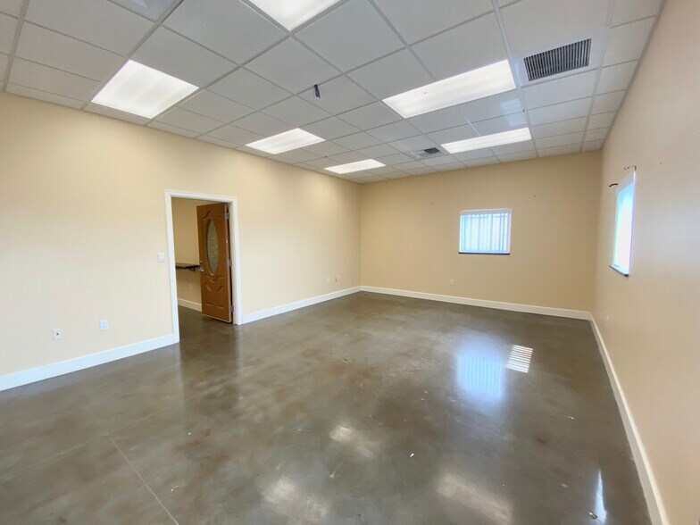 2050 N 62nd Ave, Saint Petersburg, FL for lease - Interior Photo - Image 2 of 13