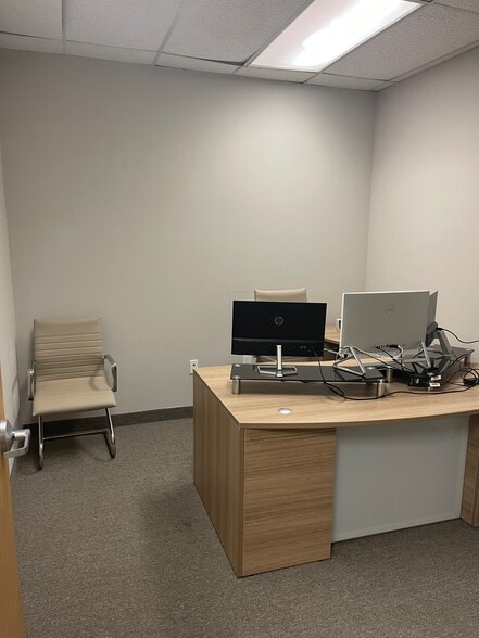 1303 W Walnut Hill Ln, Irving, TX for lease - Interior Photo - Image 3 of 36