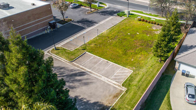 1801 E Walnut Ave, Visalia, CA à vendre - Photo du bâtiment - Image 3 de 13