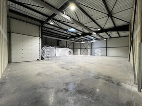 Bureau dans Janneyrias à louer Photo du bâtiment- Image 1 de 11