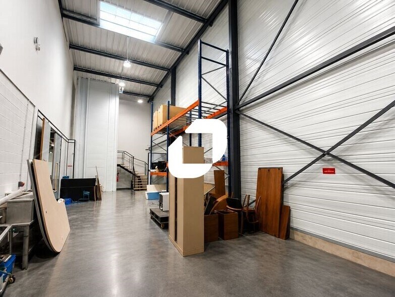 Flex in Méré for lease - Interior Photo - Image 3 of 9
