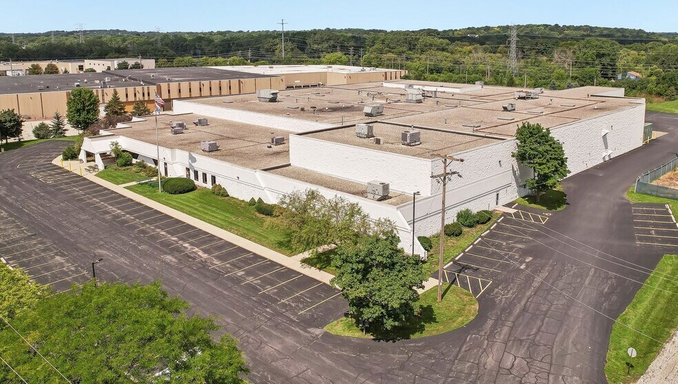 16000 W Rogers Dr, New Berlin, WI à vendre - Photo du bâtiment - Image 1 de 8