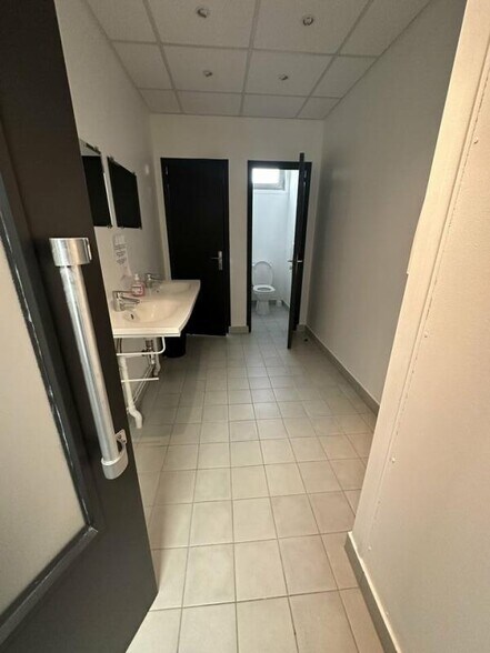606 Rue Fourny, Buc for lease - Interior Photo - Image 3 of 20