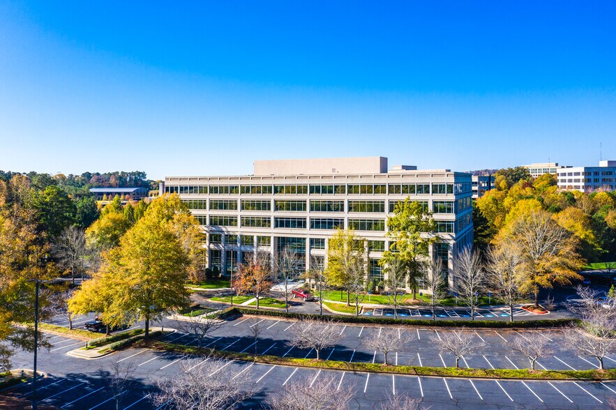 2550 Northwinds Pkwy, Alpharetta, GA à louer - Photo du bâtiment - Image 3 de 7