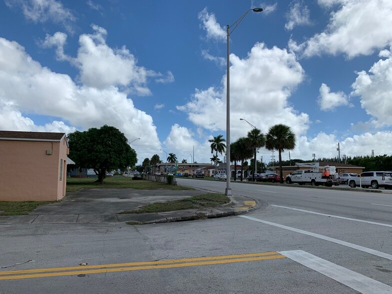 291 W 49th St, Hialeah, FL à louer - Photo du bâtiment - Image 3 de 12