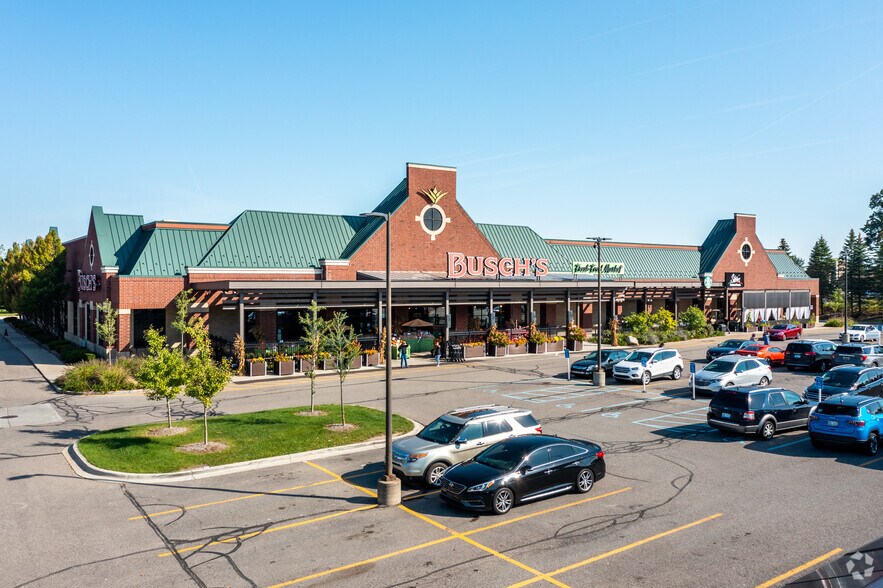 225 S Canton Center Rd, Canton Township, MI à louer - Photo du bâtiment - Image 1 de 7