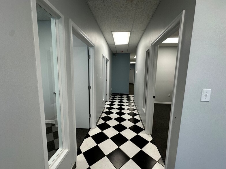 1743 Independence Blvd, Sarasota, FL for lease - Building Photo - Image 3 of 31